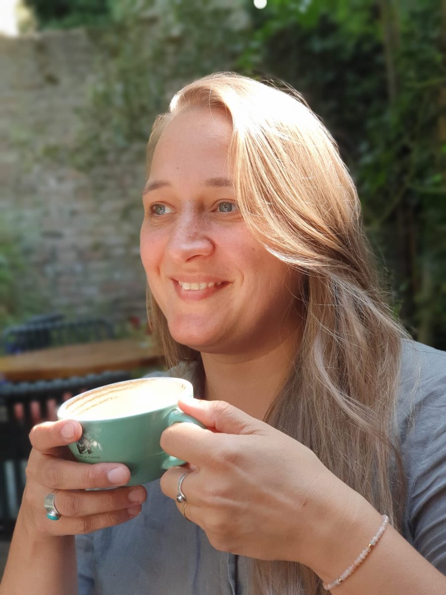 Asha Boschma met een kop koffie